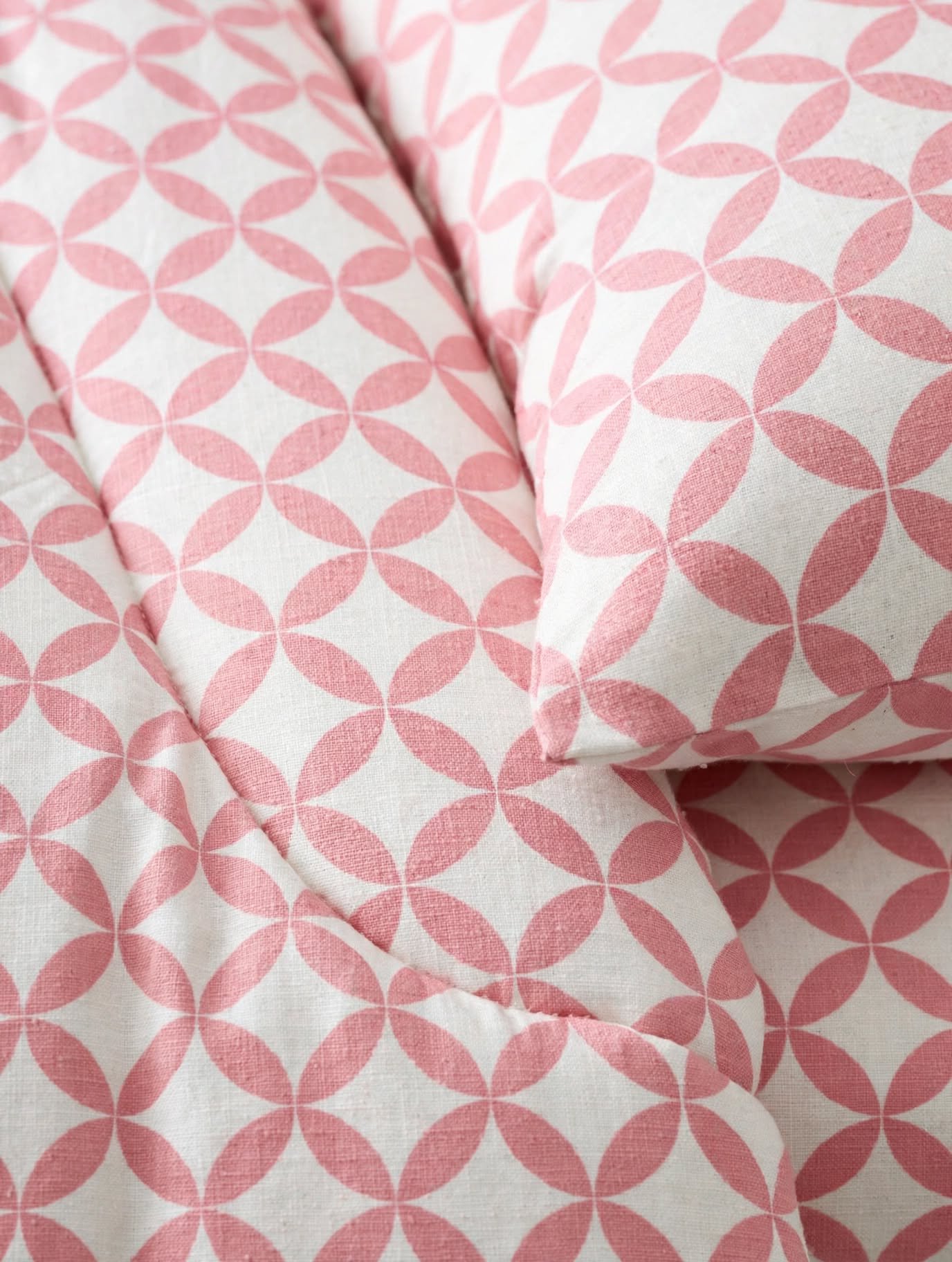 Pink Geometric Pattern Cotton Bed Set - Image 8